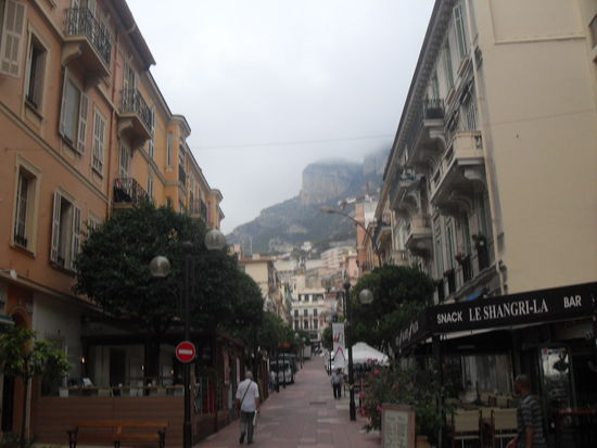 Die Straßen waren noch ziemlich leer - im Hintergrund die Berge.