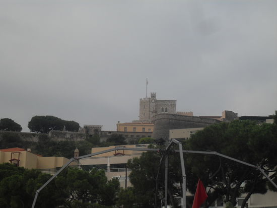 Auf den Bergen thronen die Sehenswürdigkeiten über dem Hafen ...