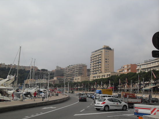 Die Promenade am Strand - hier war schon ein wenig mehr los (wenn auch immer noch nicht viel  )