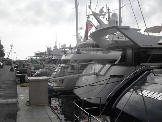 Die Jachten waren hier nochmal ein wenig größer als in St Tropez oder Cannes - man sah sogar einige Superreiche auf ihren Booten in Jogginghose ein Sektfrühstück zu sich nehmen. 