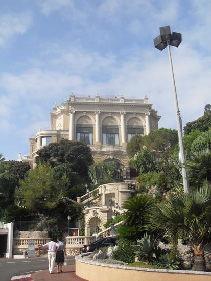 Eines der zahlreichen Luxusgebäude der Stadt - links unten im Bildrand die erwähnten rot-weißen Seitenstreifen 