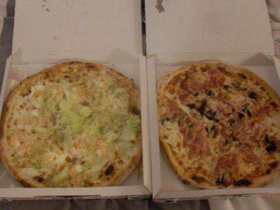 Die rechte Pizza mit Scampis und superleckerer Soße sowie Salat und Käse, links eine Funghi - unglaublich lecker!!!!!
Schade, dass in Deutschland nicht annähernd so gute Pizza gemacht wird, wie in Italien!