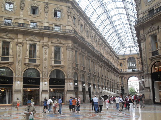 Man findet Geschäfte wie Prada, aber auch Mc Donald's. 