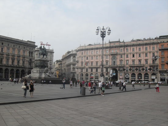 Sie befindet sich auf der Piazza Duomo.