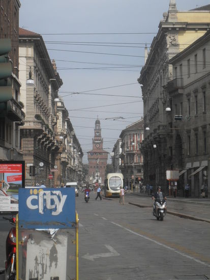 Überall findet man die Stromkabel der Straßenbahn.
