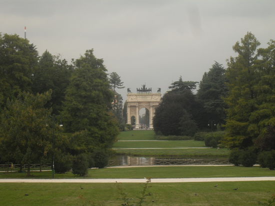 Den Blick auf den Triumpfbogen hatten wir auch nur vom Park aus. (Und nein - das ist nicht das Brandenburger Tor) 