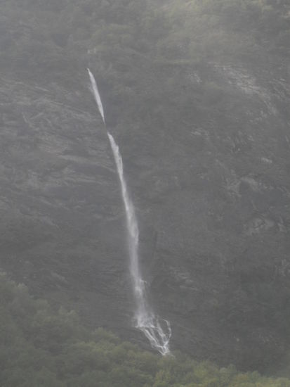 Schöne Wasserfälle wie diesen sahen wir viele.