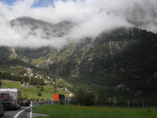 Man beachte vor allem die Schlange hinter den LKWs.