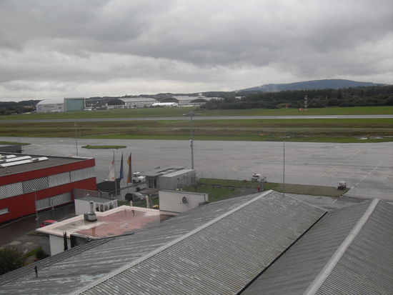 Unser Blick aus dem Hotel in Friedrichshafen aus dem Hotelfenster: Wunderschöner Flugplatz 
Allerdings hat man dank super Fenstern nichts gehört, top!