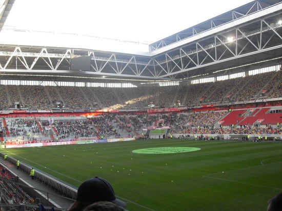 Die Arena, lange vor Anpfiff noch ziemlich leer.