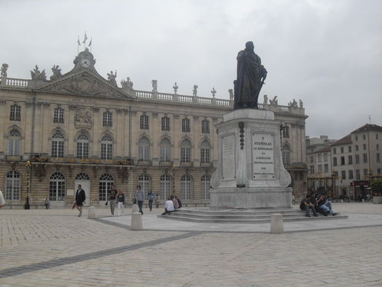 Nochmal der Platz, diesmal mit Statue - im Hintergrund das Hôtel de Ville!