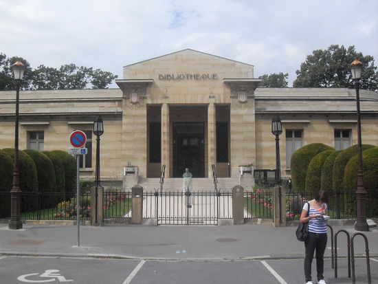 Die nett anzusehende Stadtbibliothek - Doro passend dazu am Lesen im Reiseführer 