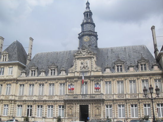 Das Hôtel de Ville mit abermals nicht zu wenig französischen  Fahnen 