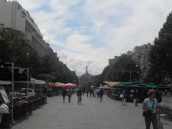 Place Drouet d´Erlon mit Bronzestandbild im Hintergrund