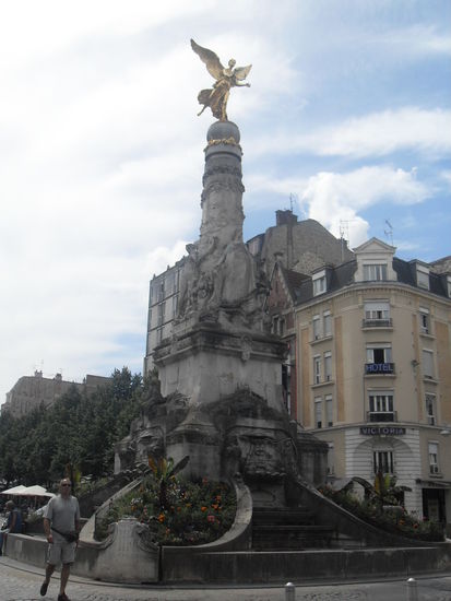 Die Bronzestatue nochmal von Nahem (soll an Colbert [Finanzminister von Ludwig XIV] erinnern, falls das irgendwen interessiert  ) - sieht aber gut aus!