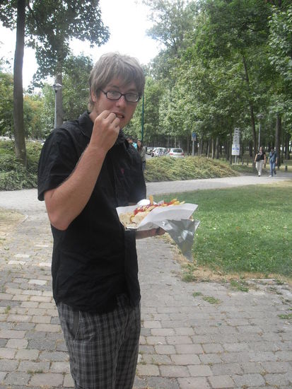 Baguettebrot mit Merguez und Pommes - superlecker!
Merguez sind übrigens sowas wie die französischen Bratwürste 
Sind nur viel fettiger als deutsche und stärker gewürzt