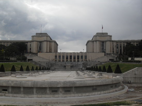 Trocadero, leider waren die Springbrunnen nicht an, weshalb alles sehr karg wirkt
