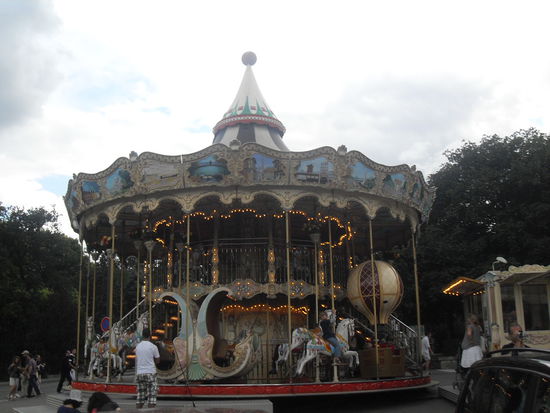 Das Karussell vorm Eiffelturm muss mit rein,weil es nach meinem letzten Parisurlaub monatelang als Hintergrundbild auf dem Handy fungierte 