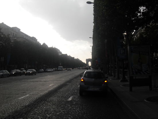 Die Champs Elysees, wieder ein wenig dunkel, entschuldigung!
