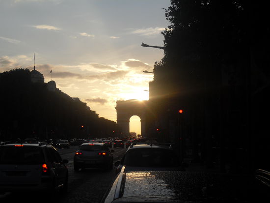 Sonnenuntergang über dem Arc de Triomphe 