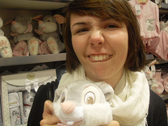 Auf dem Champs Elysees gibt es sogar einen Disneyladen, der mit Sicherheit einigen Daheimgebliebenen gefallen würde  Doro fand dort übrigens ihren kleinen bisher unbekannten Bruder 