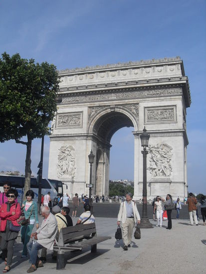 Arc de Triomphe bei sonnigem Wetter
