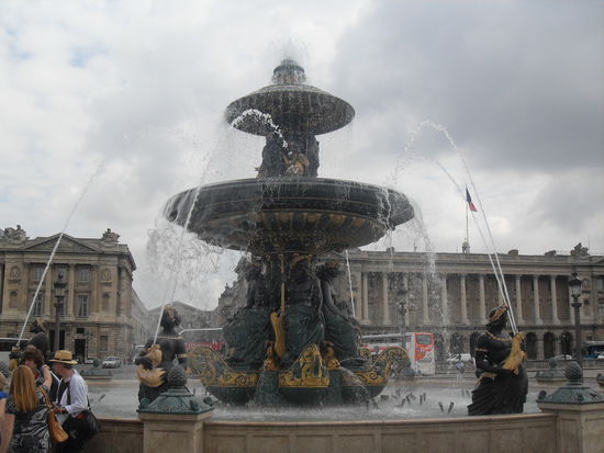 Springbrunnen auf dem Place de la Concorde - direkt vor dem Obelisk