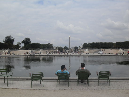 Die Stühle dort waren richtig bequem! Im Hintergrund sieht man den Obelisk.