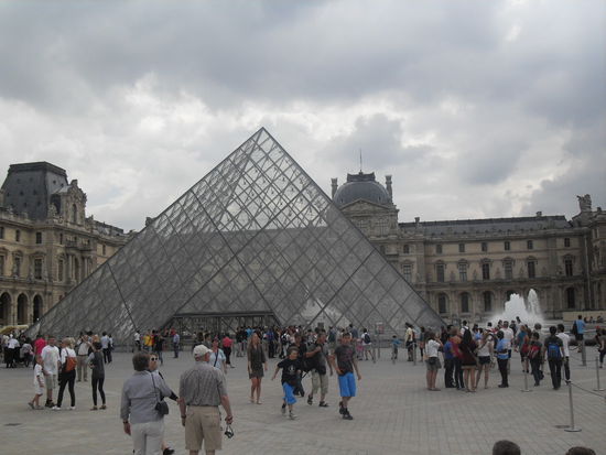 Der Louvre mit der berühmten Glaspyramide