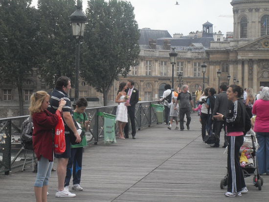 Das Brautpaar auf der Brücke