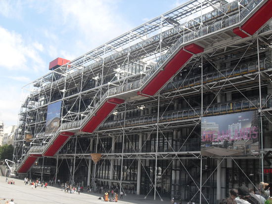 Das Centre Pompidou mit seiner auffallenden Architektur