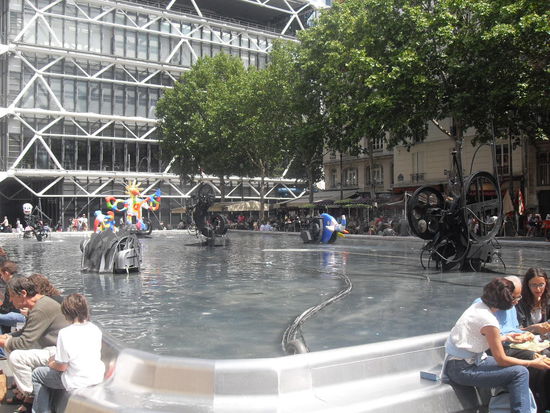 Brunnen vor dem Centre Pompidou mit "tanzenden" Skulpturen
