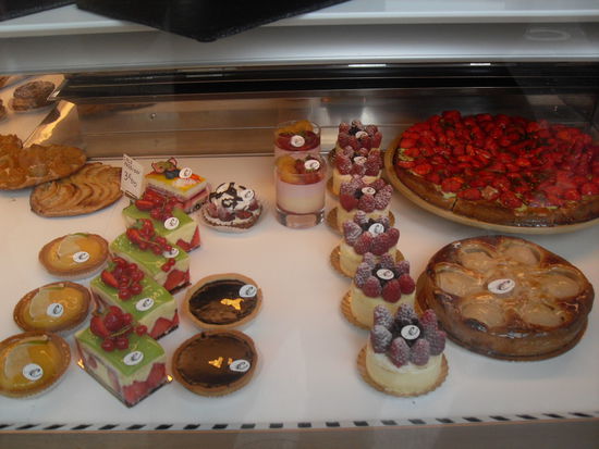 typisches Schaufenster einer Pattisserie