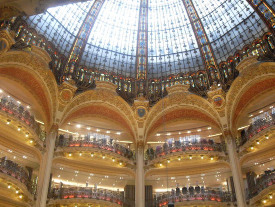 Die Kuppel wirft ein schönes Licht in den gesamten Raum