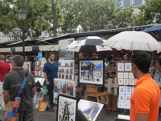 Ein Platz mit Malern und Verkaufsständen (Place Tètre)