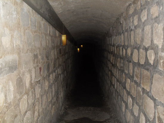 Ein Tunnel ins Nichts - solchen Gängen folgt man zu Beginn eine gefühlte Ewigkeit