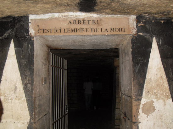 Der Eingang ins Massengrab