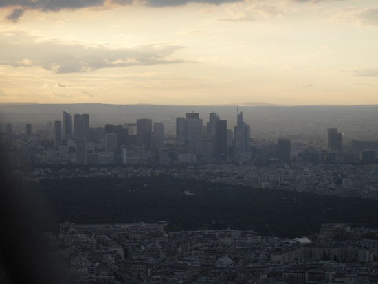 La Defense am Horizont - dort ist irgendwo unser Hotel!
Die Skyline erinnert ein ganz kleines bisschen an Frankfurt