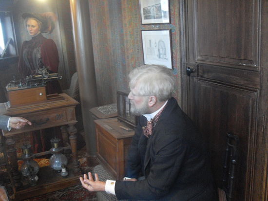 Auch Madame Tussauds ähnliche Figuren findet man auf der Spitze des Eiffelturms