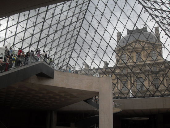 Die Massen verlassen den Louvre. Warum nur? Ach richtig, das Museum ist ja zu! Um 17 Uhr!!! Unglaublich ...