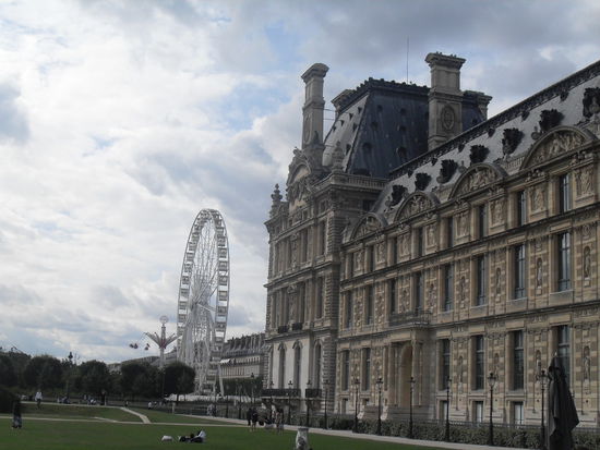 Das Riesenrad und die dazugehörige Kirmes oder wie wir Berliner sagen: der Rummel ; daneben Außengebäude des Louvre