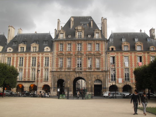 Solche Gebäude umranden den gesamten Place des Vosges