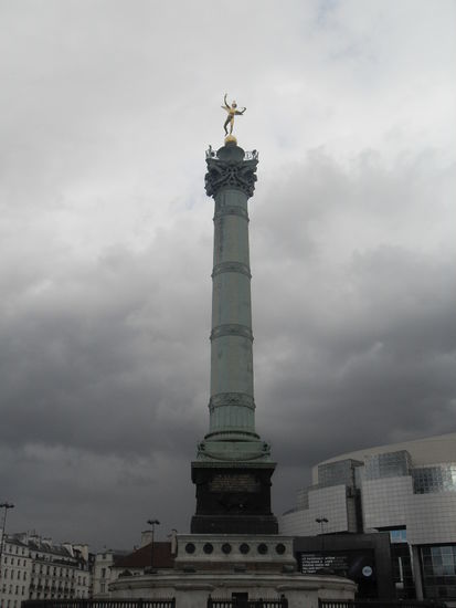 Die Statue, die an den Sturm auf die Bastille erinnert sowie im Hintergrund die extrem futuristische Opera Bastille