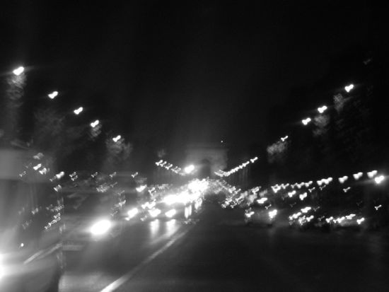 Nächtlicher Verkehr auf der Champs Elysees, im Hintergrund der Arc de Triomphe