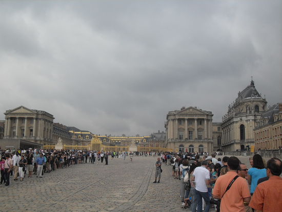 Sehr prunkvoller Eingang zum Schloss und extrem lange Warteschlangen...