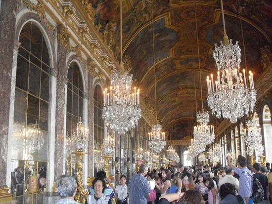 Der stark gefüllte Spiegelsaal.
