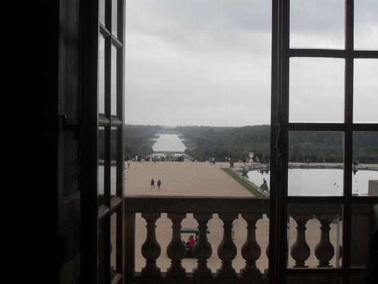 Der Spiegelsaal ist der Mittelpunkt des Schlosses und bietet einen Blick über die gesamten Gartenanlagen.