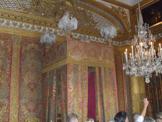 Das Schlafgemach des Königs - ein eher ungemütlich wirkendes Bett.