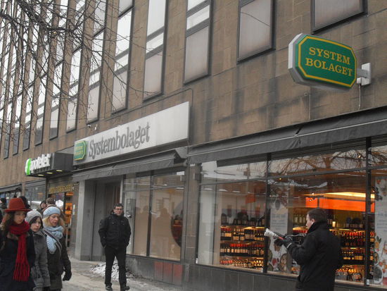 ... Sind wir! In Deutschland kann man Alkohol schließlich im Supermarkt kaufen und nicht wie hier in speziell dafür errichteten Läden!