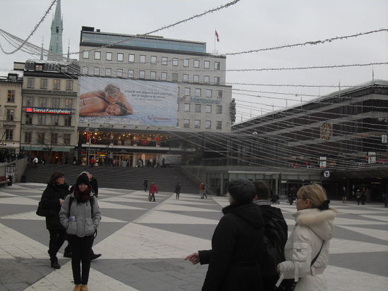 Das Gebiet herum um das Kulturhuset gefiel uns so gut, dass es uns nicht zuletzt aufgrund seiner zentralen Lage mehrmals als Anlaufpunkt diente. Im Haus selbst war u.a. eine Bibliothek, in welcher sich supergemütliche Schaukel"stühle" befanden, welche uns mehrmals als kurzer Aufenthaltsort zum Aufwärmen diente.